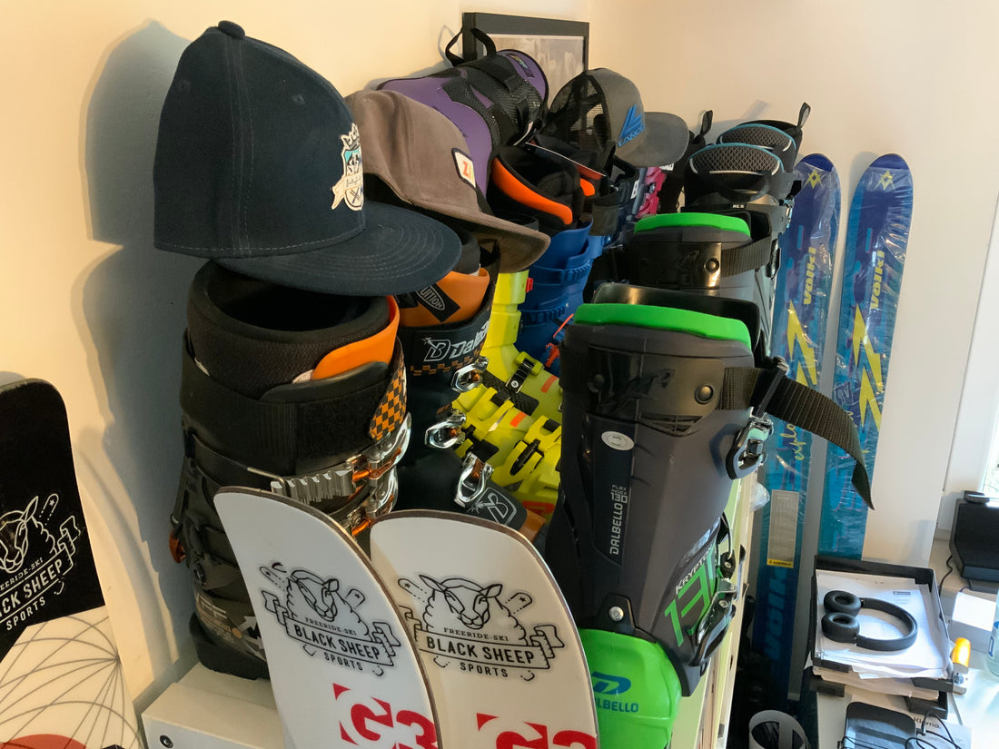 Du besitzt eine kleine Flotte an Ski (Quiver), solltest du also auch einen „Quiver“ an Skischuhen haben?